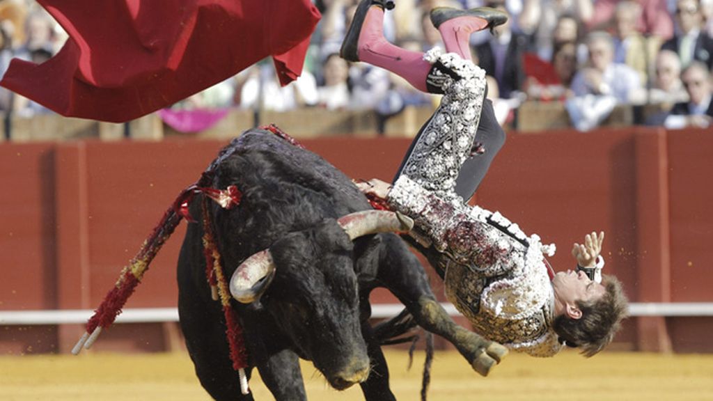 Fue cogido de lleno por su primer toro de la tarde