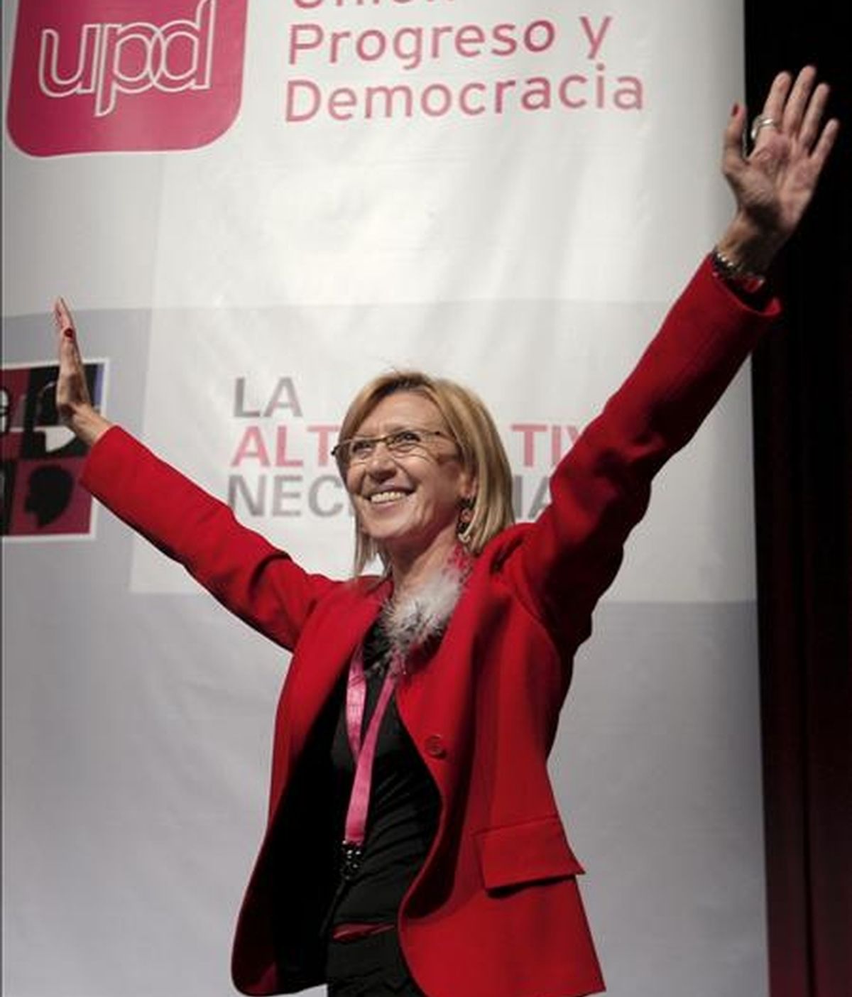 Rosa Díez levanta los brazos en señal de agradecimiento tras ser elegida en el Congreso de Unión Progreso y Democracia (UPyD) celebrado hoy en Madrid portavoz del Consejo de Dirección del partido con el 81 por ciento de los votos. EFE