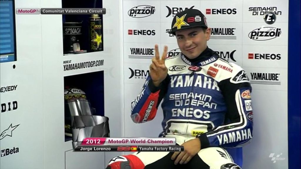 Lorenzo, feliz con su segundo Mundial de MotoGP, hace el signo de la victoria