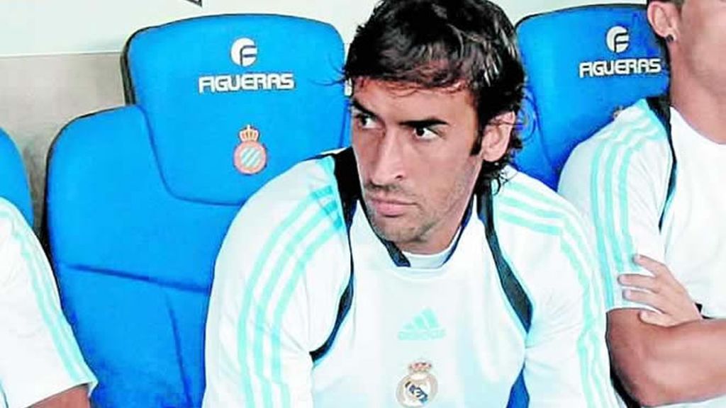 Raúl, en el banquillo Raúl, en el banquillo