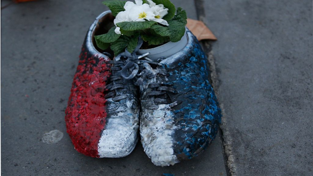 Miles de zapatos en la marcha simbólica por el clima en París