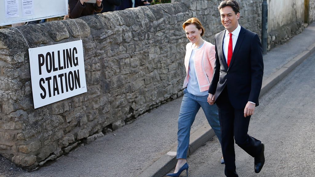 Ed Miliband acude a votar