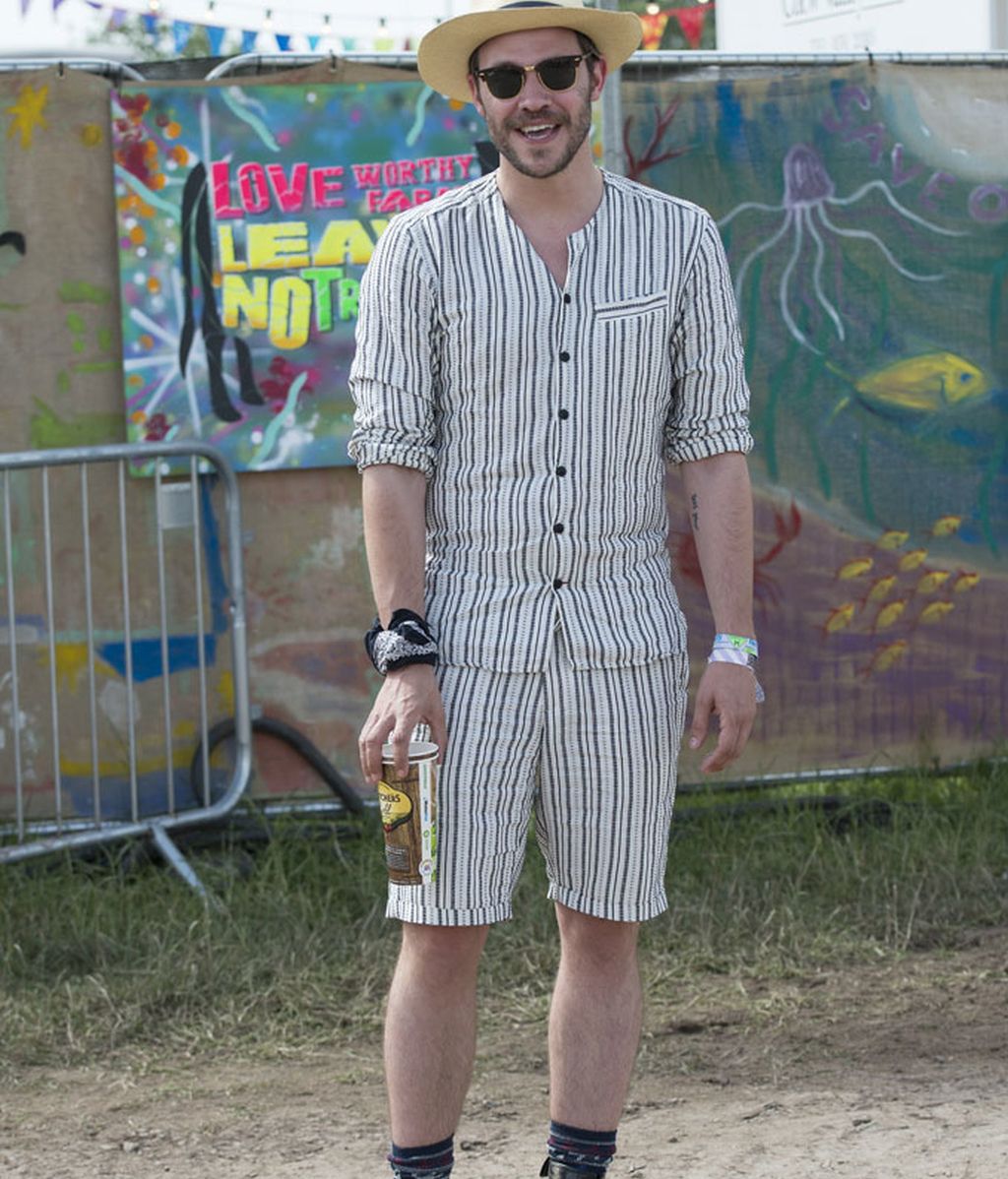 Will Young con un vestuario de bermudas y camisa a juego