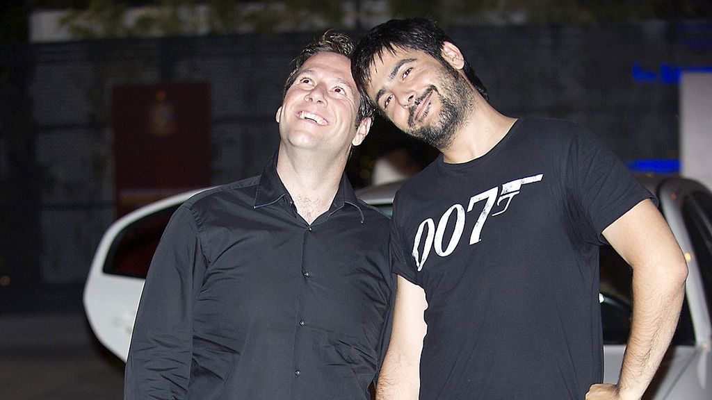 David, de 'Estopa', y el humorista Carlos Latre durante la fiesta de la Selección española