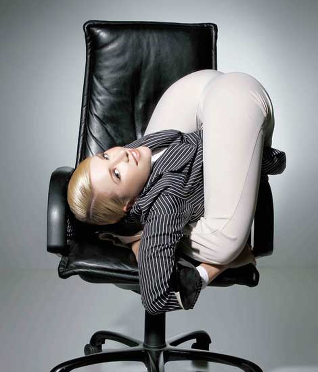 Una contorsionista en la oficina