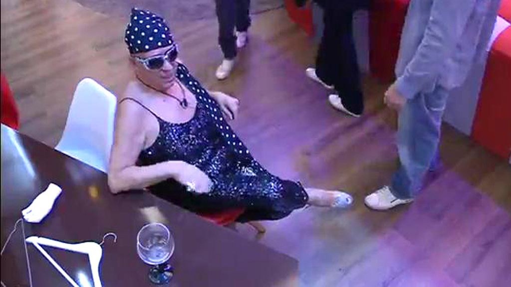 Los hombres, disfrazados de mujeres y viceversa