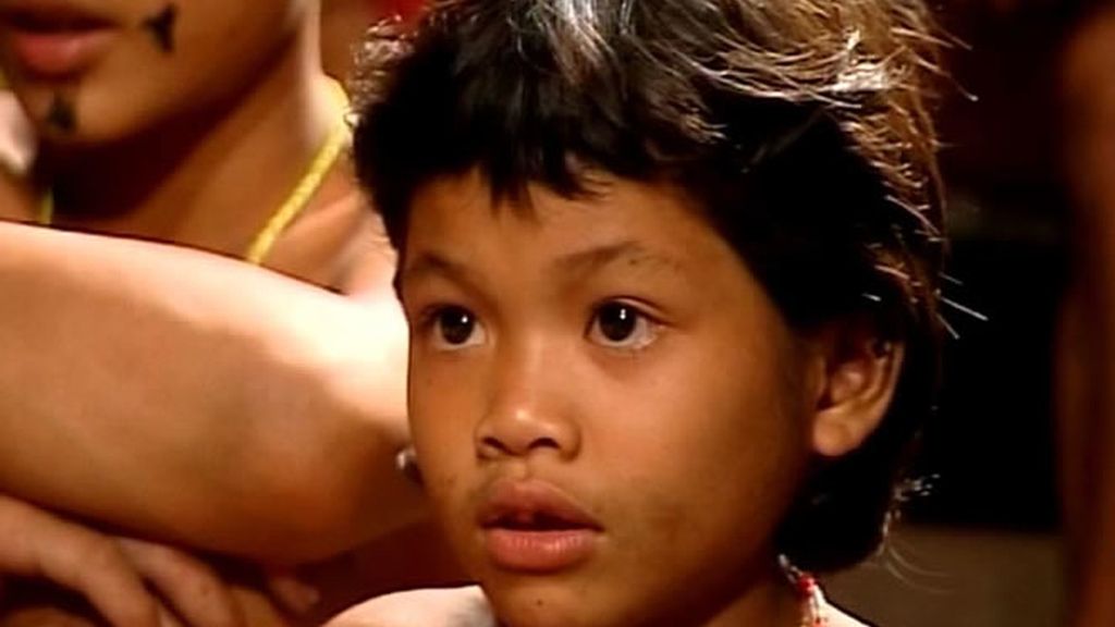 Sonia escenifica el cuento de Los tres cerditos a los mentawai