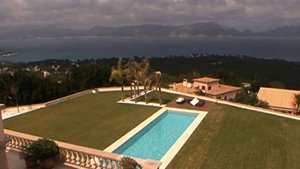 Piscina con vistas a la montaña