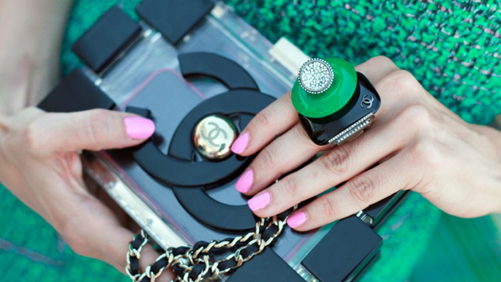 Juana Acosta completó su total look de Chanel con este espectacular anillo y un original clutch