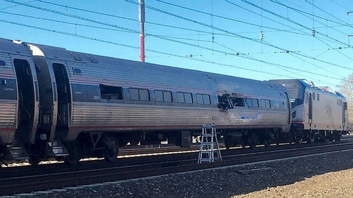 Al menos dos muertos al chocar un tren con 341 pasajeros contra una excavadora en Pensilvania