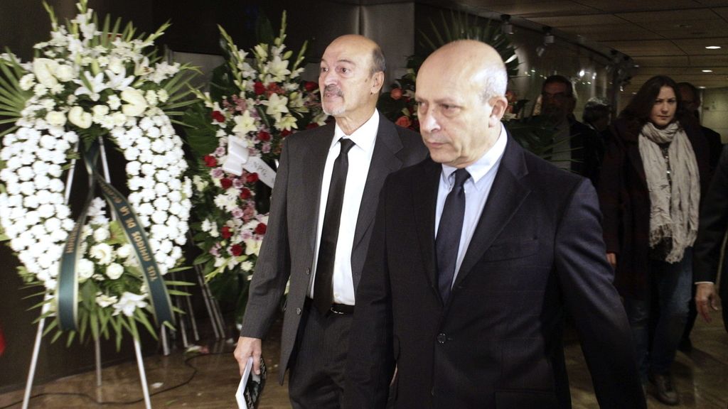 El ministro Wert se despide de Tony Leblanc en la capilla ardiente