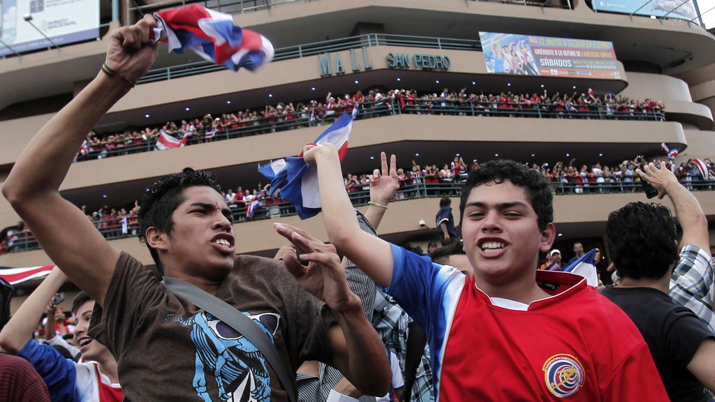 Los costarricenses, exultantes con su selección