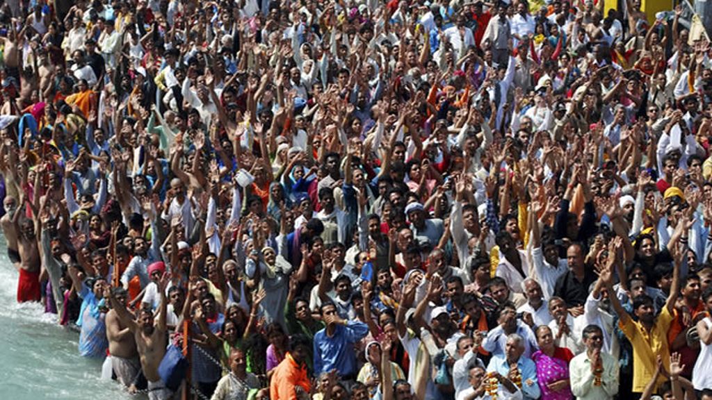 Devotos rezando en multitud