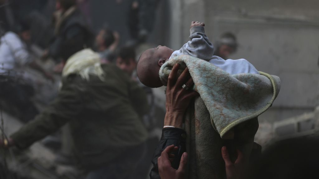 Rescatan a decenas de niños supervivientes de un ataque del régimen