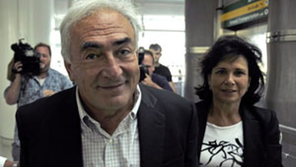 DSK sonriente junto a su mujer minutos antes de tomar el avión de regreso a Francia FOTO: EFE DSK sonriente junto a su mujer minutos antes de tomar el avión de regreso a Francia FOTO: EFE