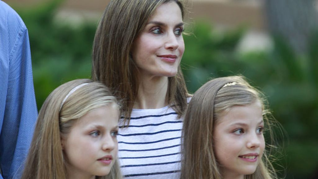 Los reyes Felipe y Letizia junto a sus hijas, la princesa Leonor y la infanta Sofía