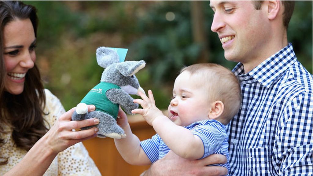 Así lo ha gozado el príncipe George en su primera visita al zoo con sus padres