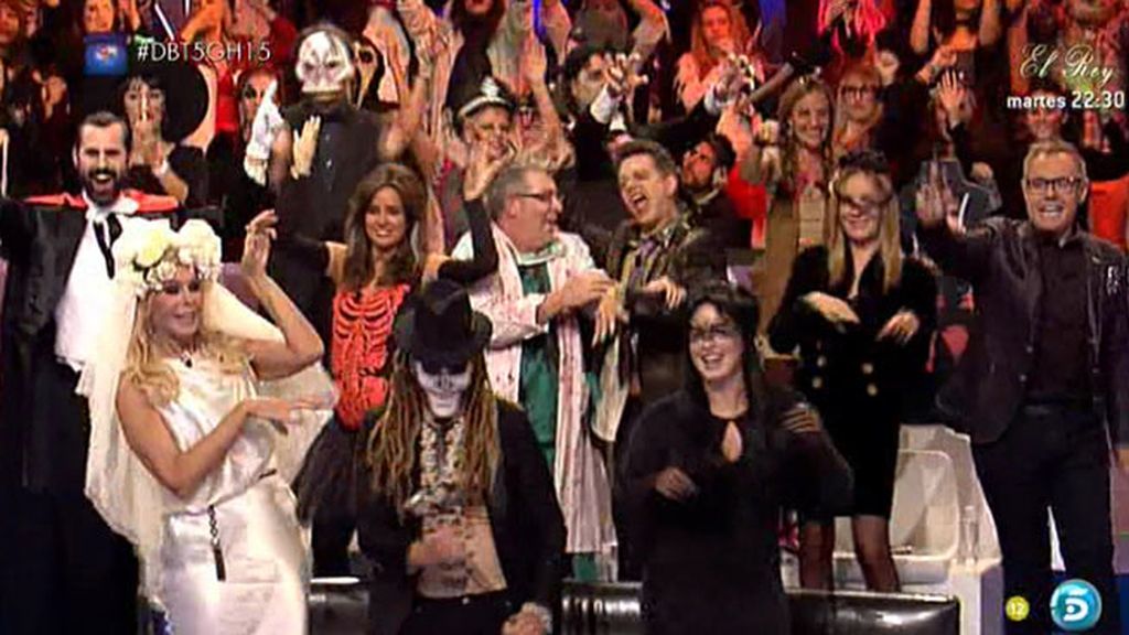 Las gradas del debate celebran Halloween