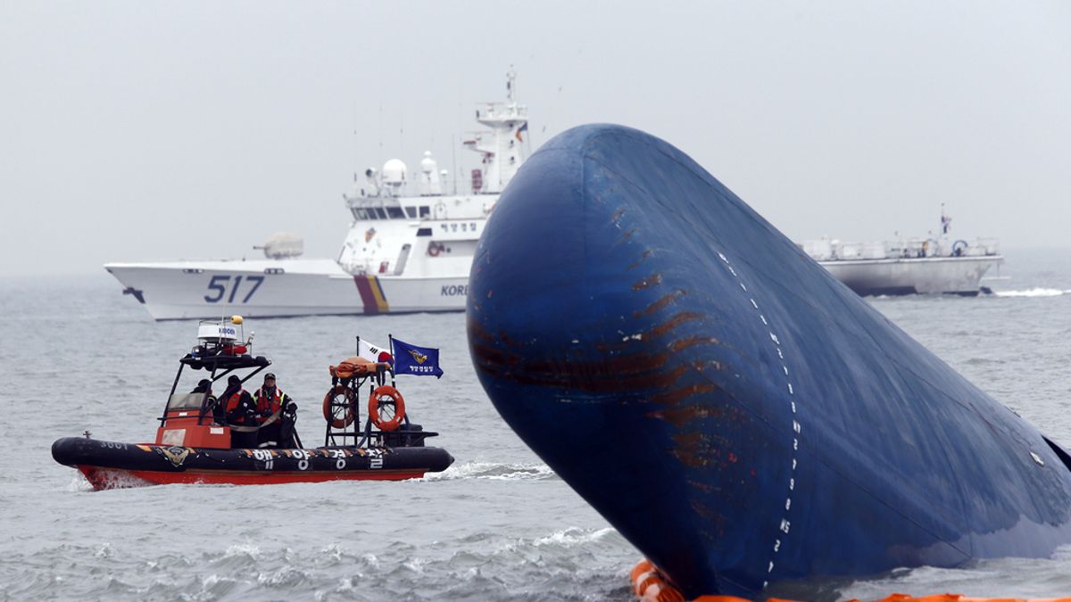 Los equipos de rescate luchan por encontrar supervivientes en el 'Sewol', el barco surcoreano hundido
