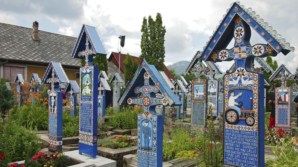 Así es el cementerio alegre de Sapantza, Rumanía