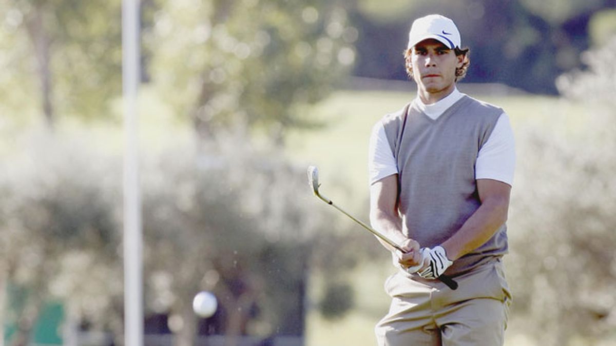 Nadal se viste de Federer para jugar al golf