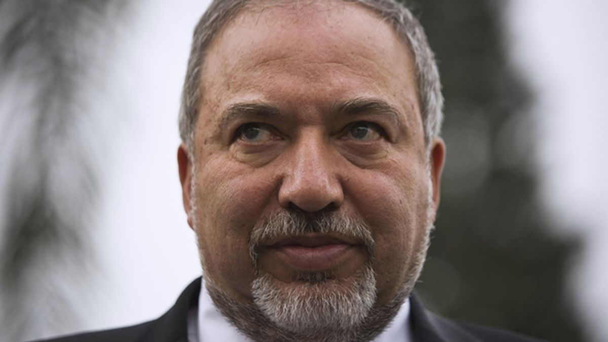Lieberman aboga por "decapitar con un hacha" a los árabes-israelíes desleales