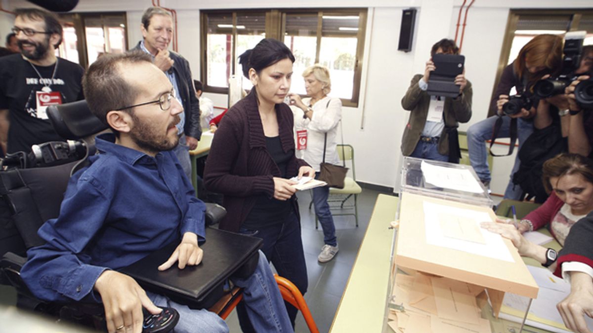 Pablo Echenique, candidato de Podemos en Aragón, vota en Zaragoza