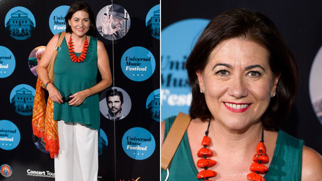 Luisa Martín, sonriente, con un look de colores tierra