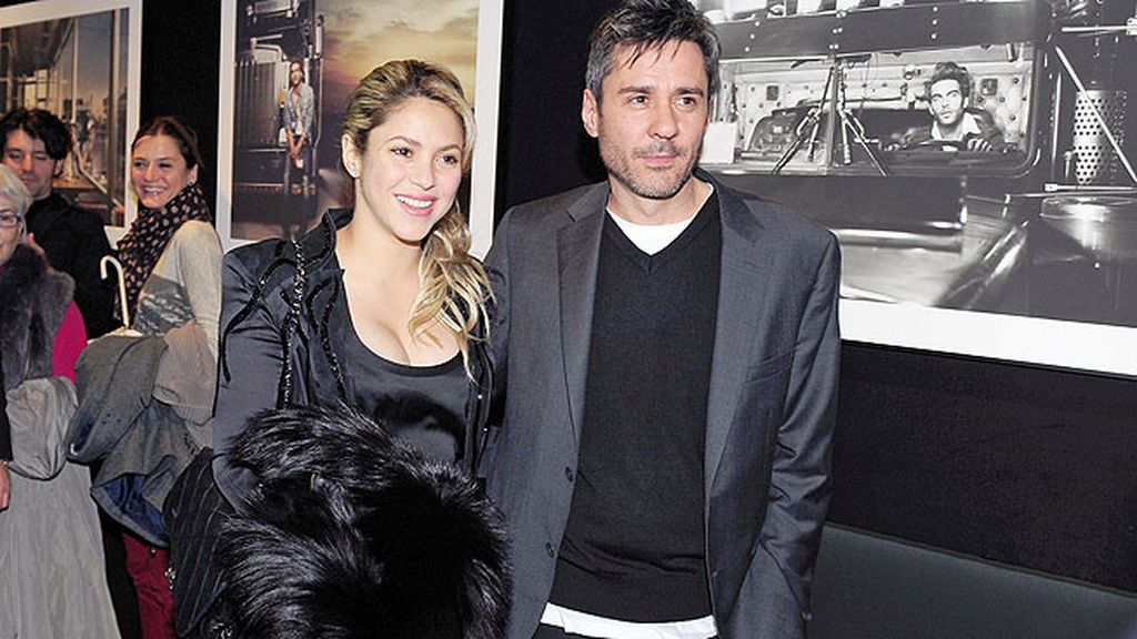 Shakira luce escote en su primera aparición