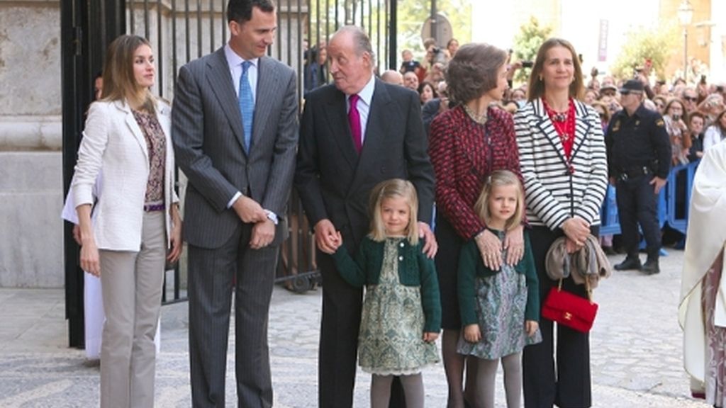 Letizia radiante y Cristina ausente en la misa de Pascua