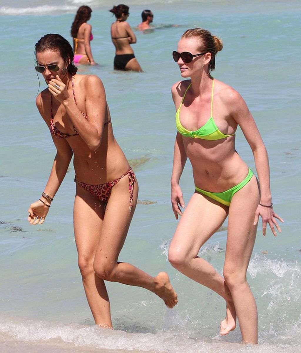 Irina Shayk; jueguecitos en la playa con la modelo Anne Vyalitsyna