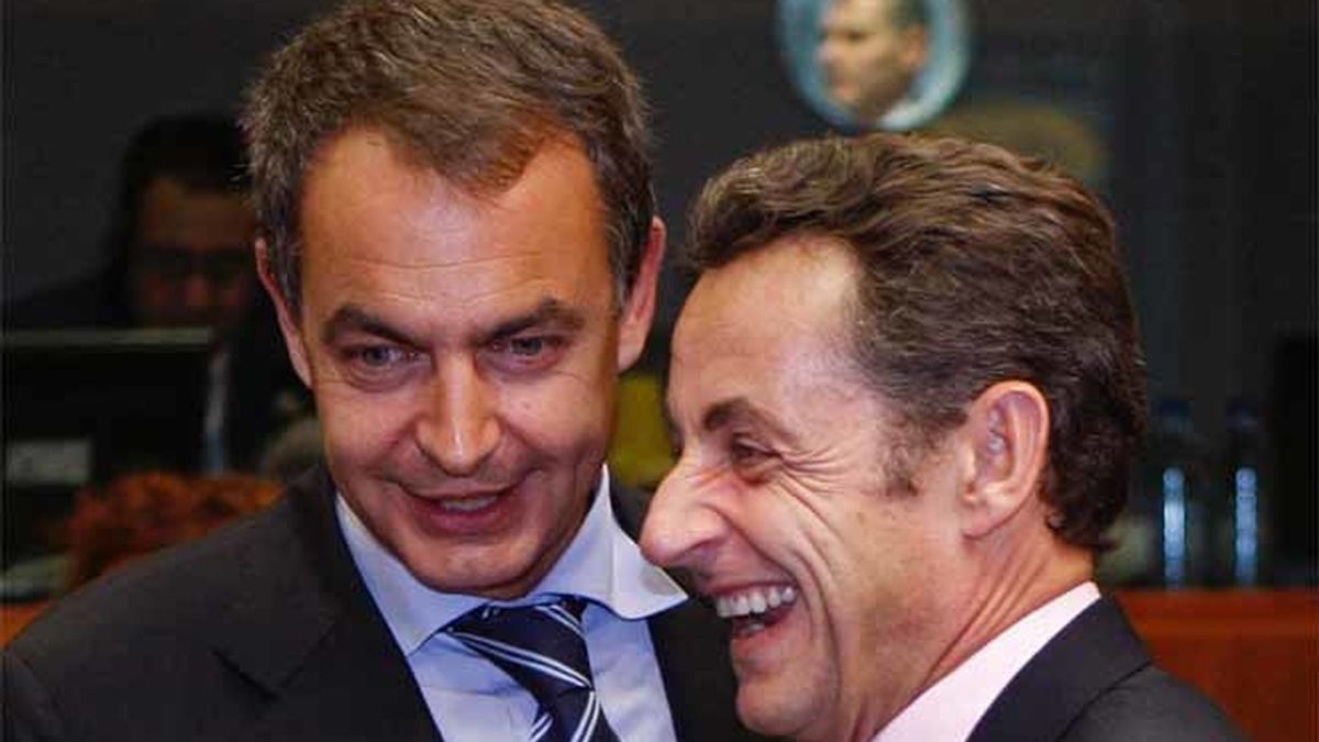 Zapatero y Sarkozy se saludan en el incio de la Cumbre de líderes de la UE