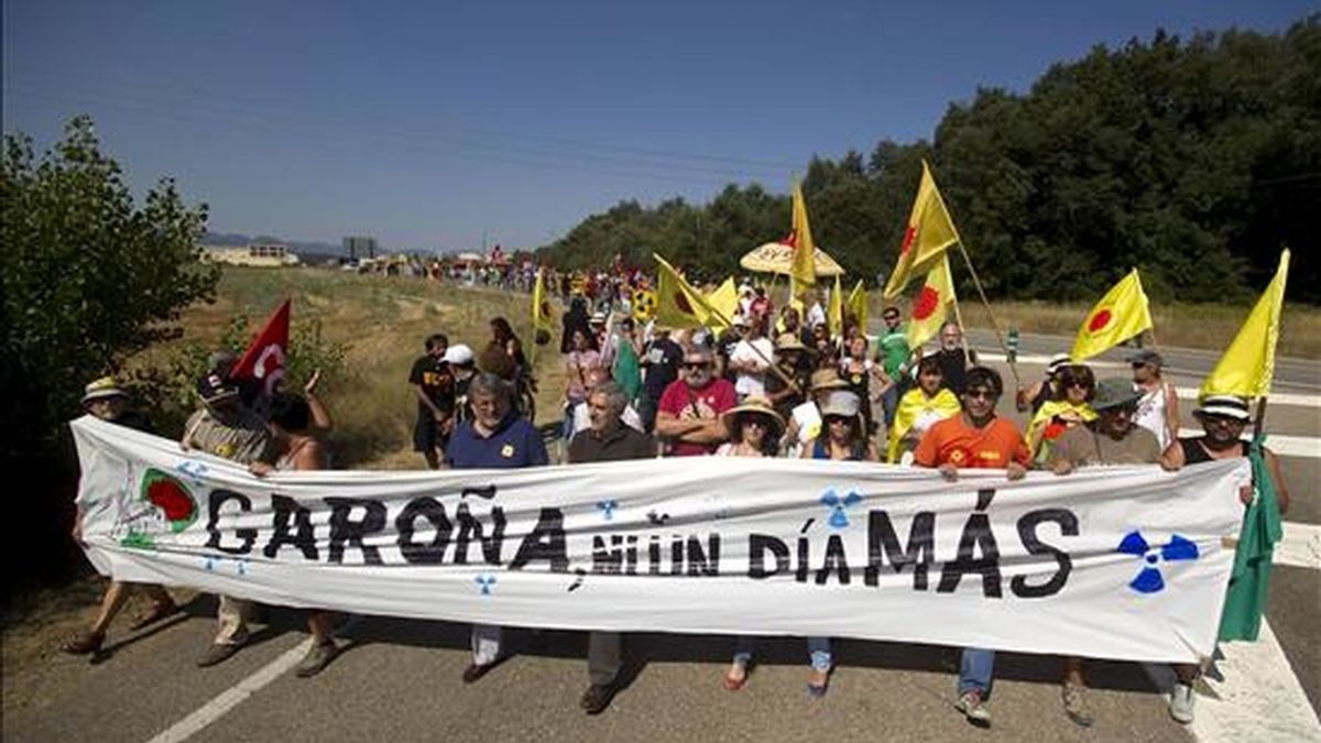 Cabecera de la manifestación donde trescientos ecologistas procedentes de Burgos, La Rioja y el País Vasco han marchado desde la localidad de Barcina del Barco (Burgos) hasta las puertas de la central nuclear de Garoña para pedir el cierre inmediato de la instalación, sin esperar a 2013. EFE