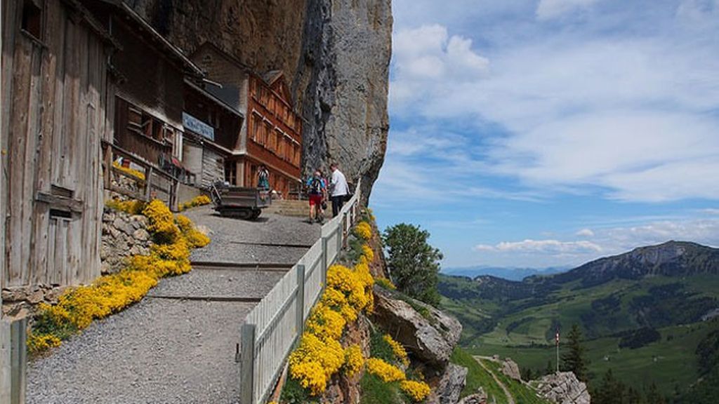 Casas y pueblos construidos bajo las piedras