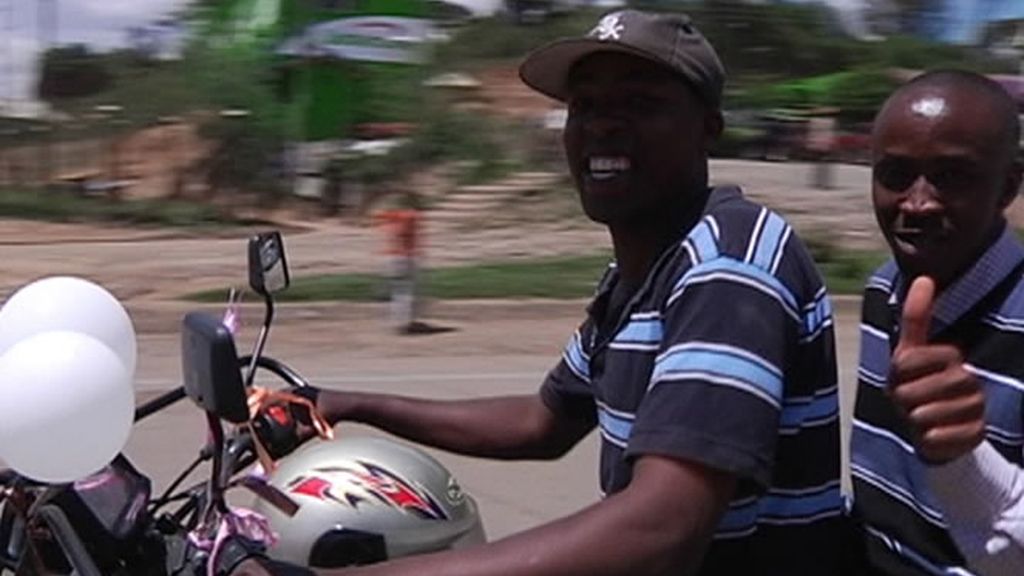 En la moto, siempre con el caso