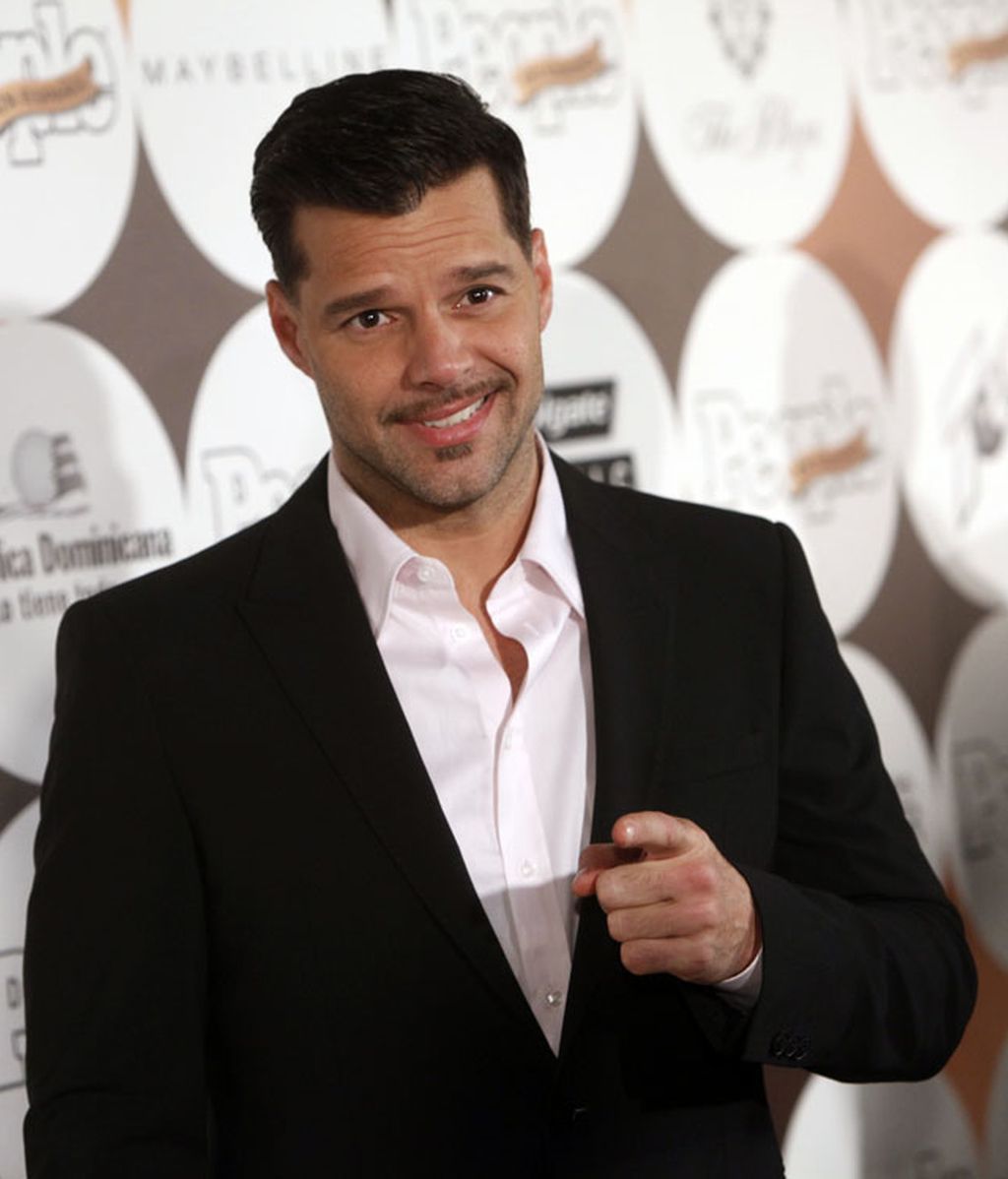 Thalía se entrega al escote extremo y Ricky Martin sigue con su bigote