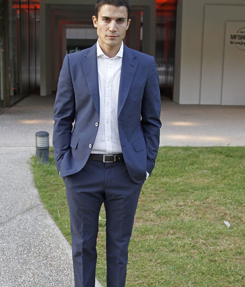 Álex González, con un traje de chaqueta en azul
