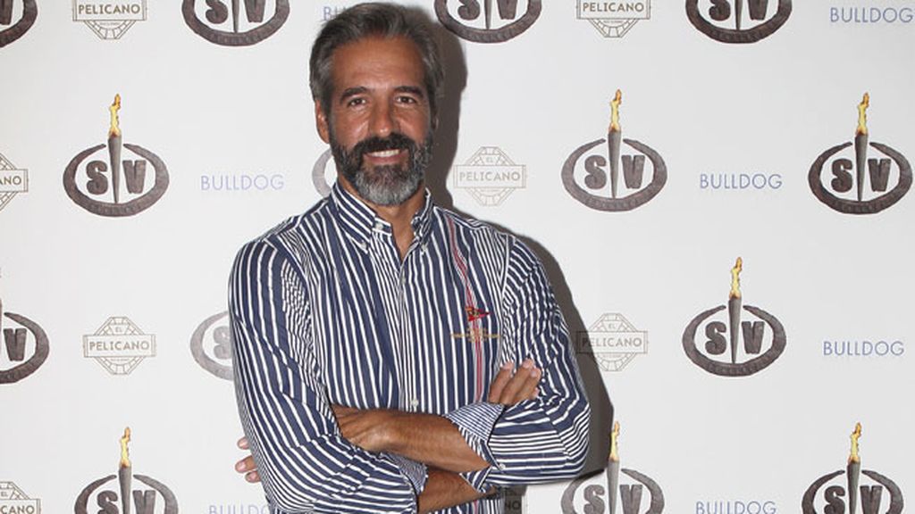 Paco optó por una camisa para la fiesta