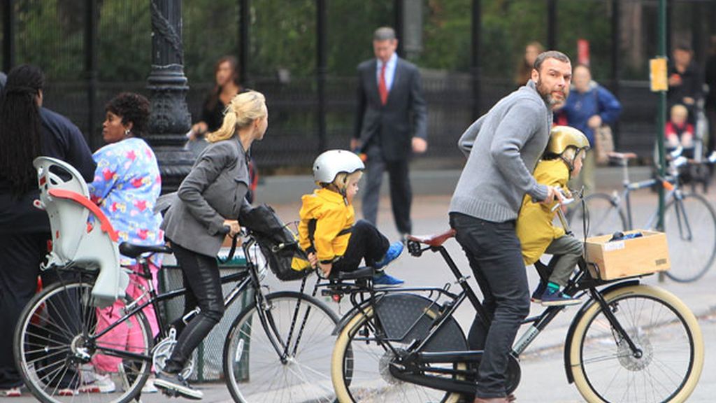 Naomi Watts aprovecha la bici para hacer ejercicio