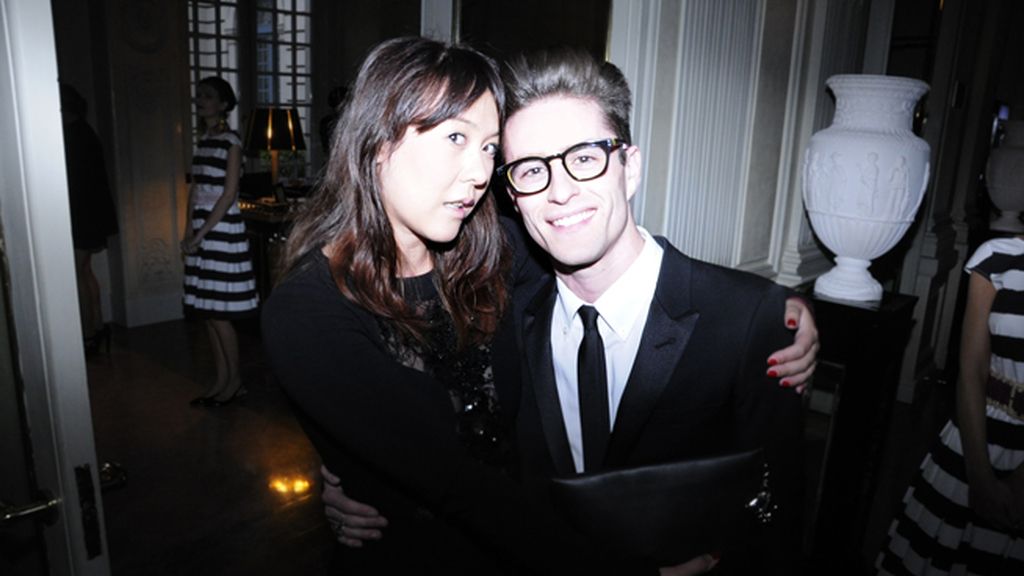 Melania Pan, directora de Harper´s Bazaar España, con Pelayo Díaz, que llevaba traje de Saint Laurent y gafas de Davidelfín