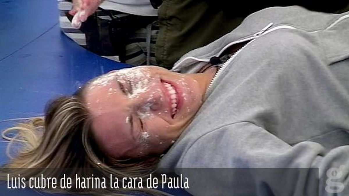 Luis cubre de harina la cara de Paula