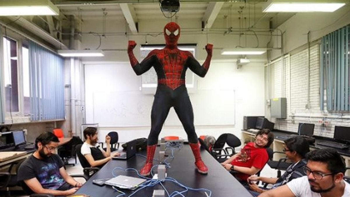 El profesor que se viste de Spiderman para dar clases