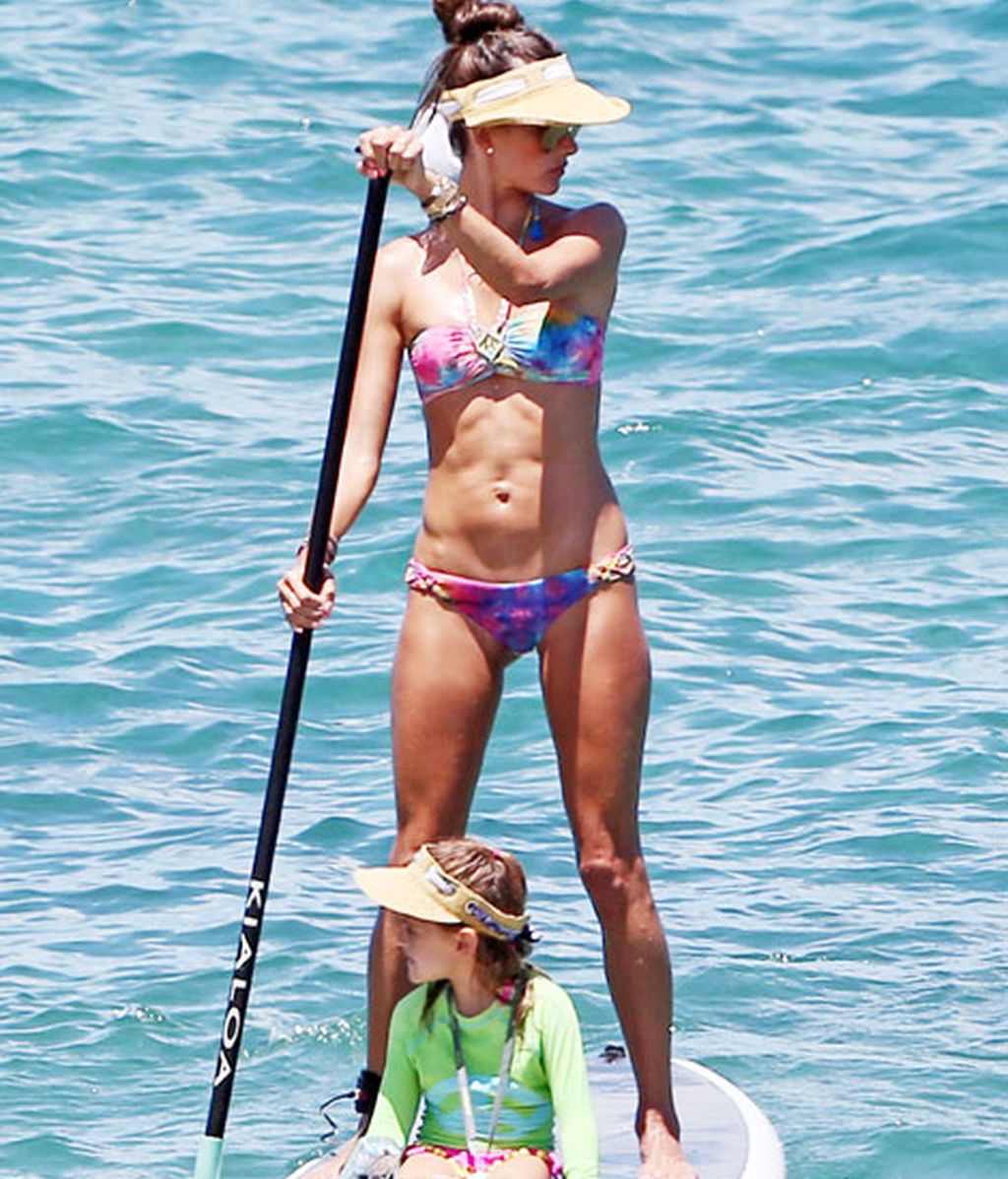 Está radiante presumiendo de retaguardia al sol