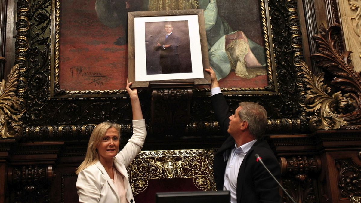 El PP cualga una fotografía de Felipe VI en el lugar del busto de Juan Carlos I