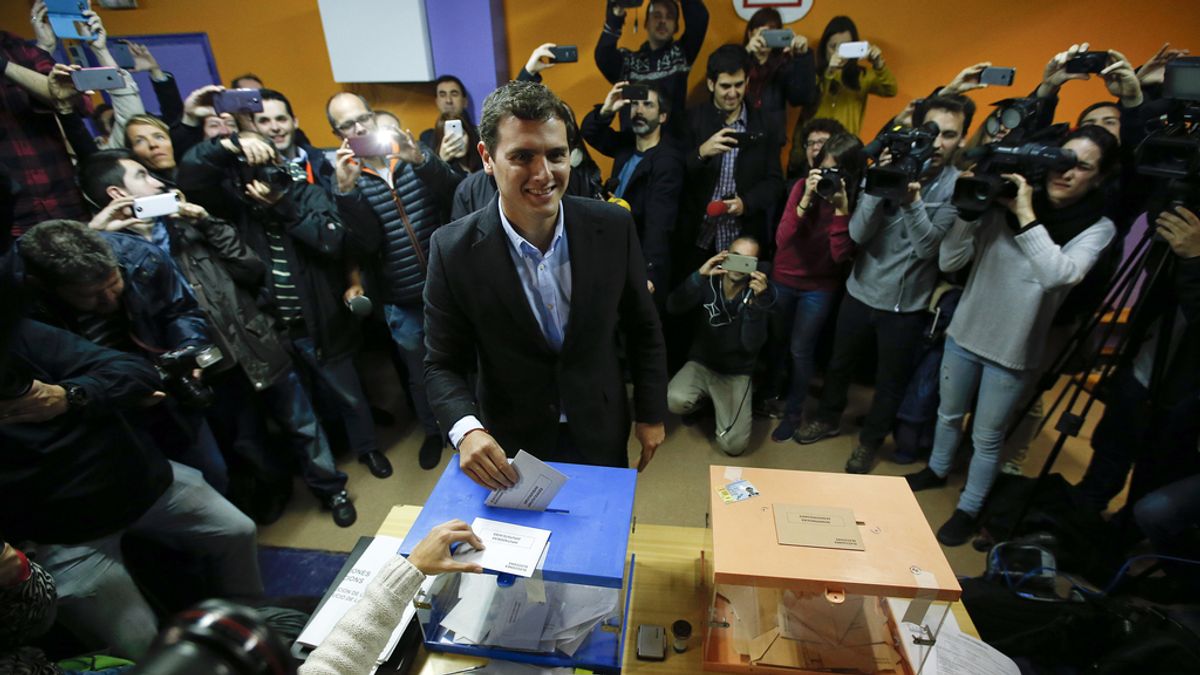 Albert Rivera, candidato de Ciudadanos a la Moncloa, acude a votar en Hospitalet
