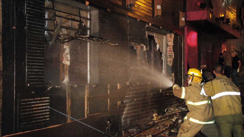 Los bomberos apagando el fuego