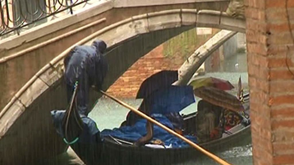 A pesar de la lluvia, los turistas no se quieren quedar sin su paseo en gondola
