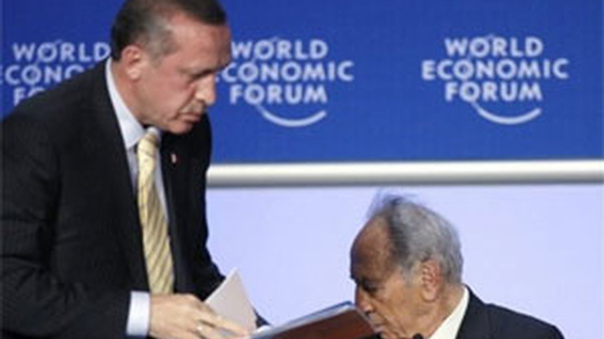 El presidente turco abandona el debate del Foro de Davos tras el incidente con el presidente israelí, Shimon Peres (derecha). Foto:AP