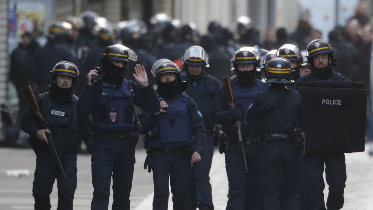 Un grupo de los asaltantes de París se apertrecha en un piso