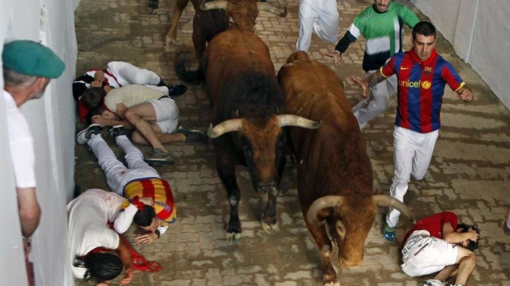 Pamplona vive un quinto encierro rápido y sin embestidas